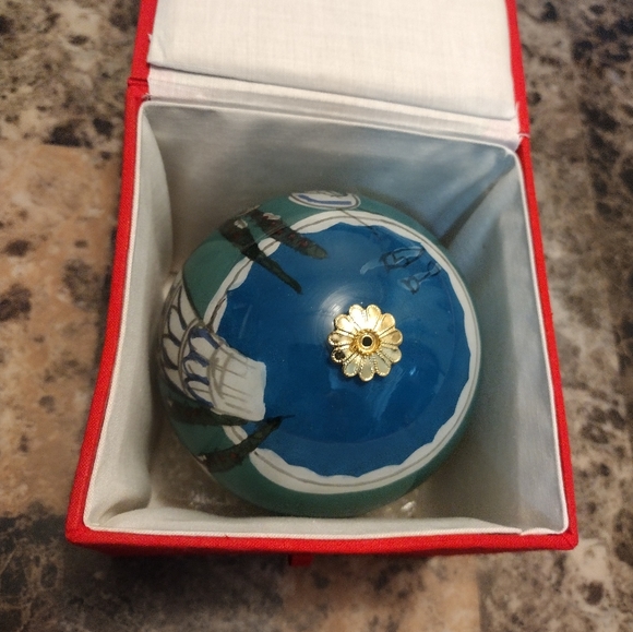 SEVEN SWANS A SWIMMING hand-painted Christmas ornament - Picture 4 of 7